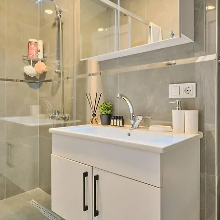 Refined 2br With Terrace And Bosphorus View